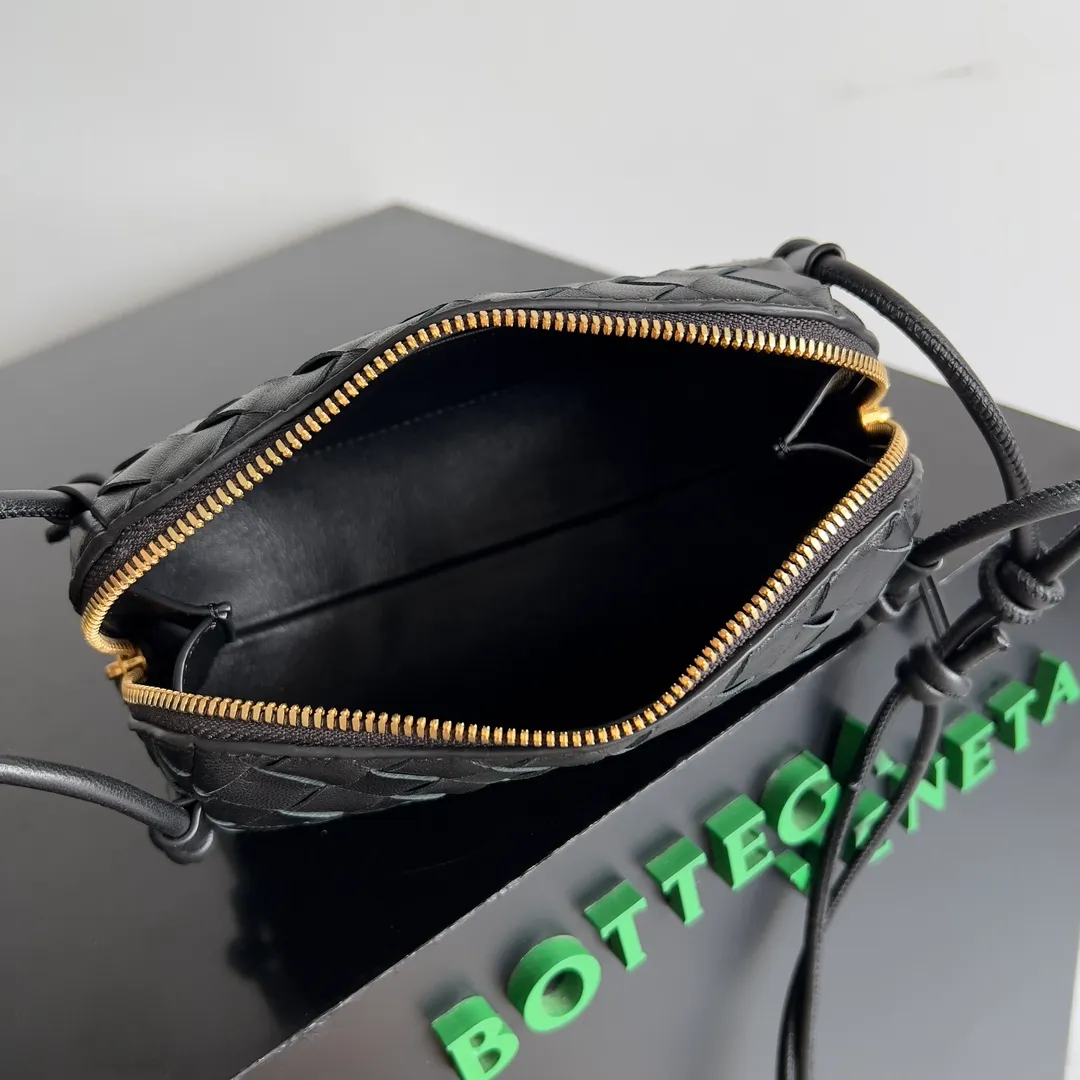Batch 1260 BV new mini bag ceiling Bottegaveneta new Concert Pouch bag is small and has a large capacity. It can hold a Pro max mobile phone. The shoulder strap is adjustable for cross-body carry. It is very cost-effective when carried on one shoulder. The latest small bag in autumn has a lot of capacity. It can hold 4 short clips. I also tried it and it can hold one of my fists. It is cute, the capacity is touching and the length of the shoulder strap is adjustable for daily commuting. Full score 10 #bv woven bag Style number: 794258 Size: 18.5*11.5*8.5cm